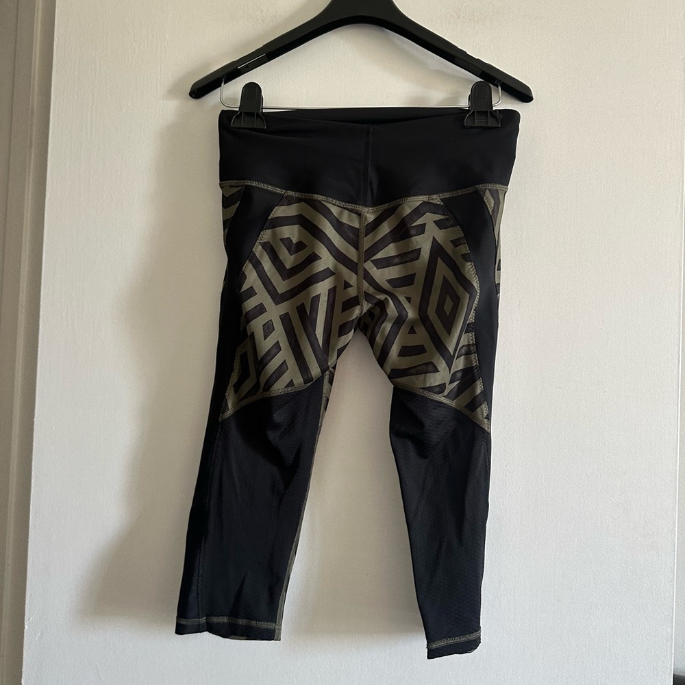 Lululemon Athletica Green Chevron Shuffle Black Clip in Crop Leggings size 6 EUC - Picture 14 of 15